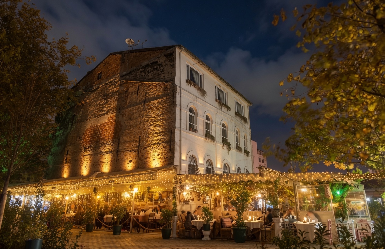 Gece aydınlatılmış tarihi bina ve ışıklarla süslü teras